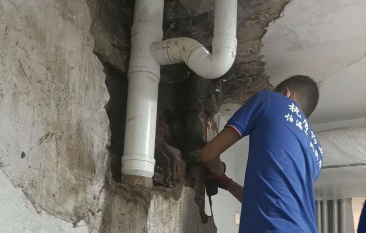 房屋漏水别急着砸砖！执盾防水修缮师傅教你先判断漏水原因